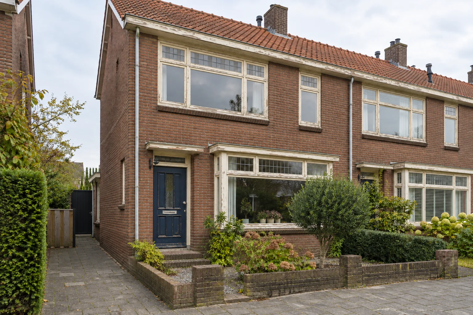 Kozijnen en voordeur weer fris in de verf