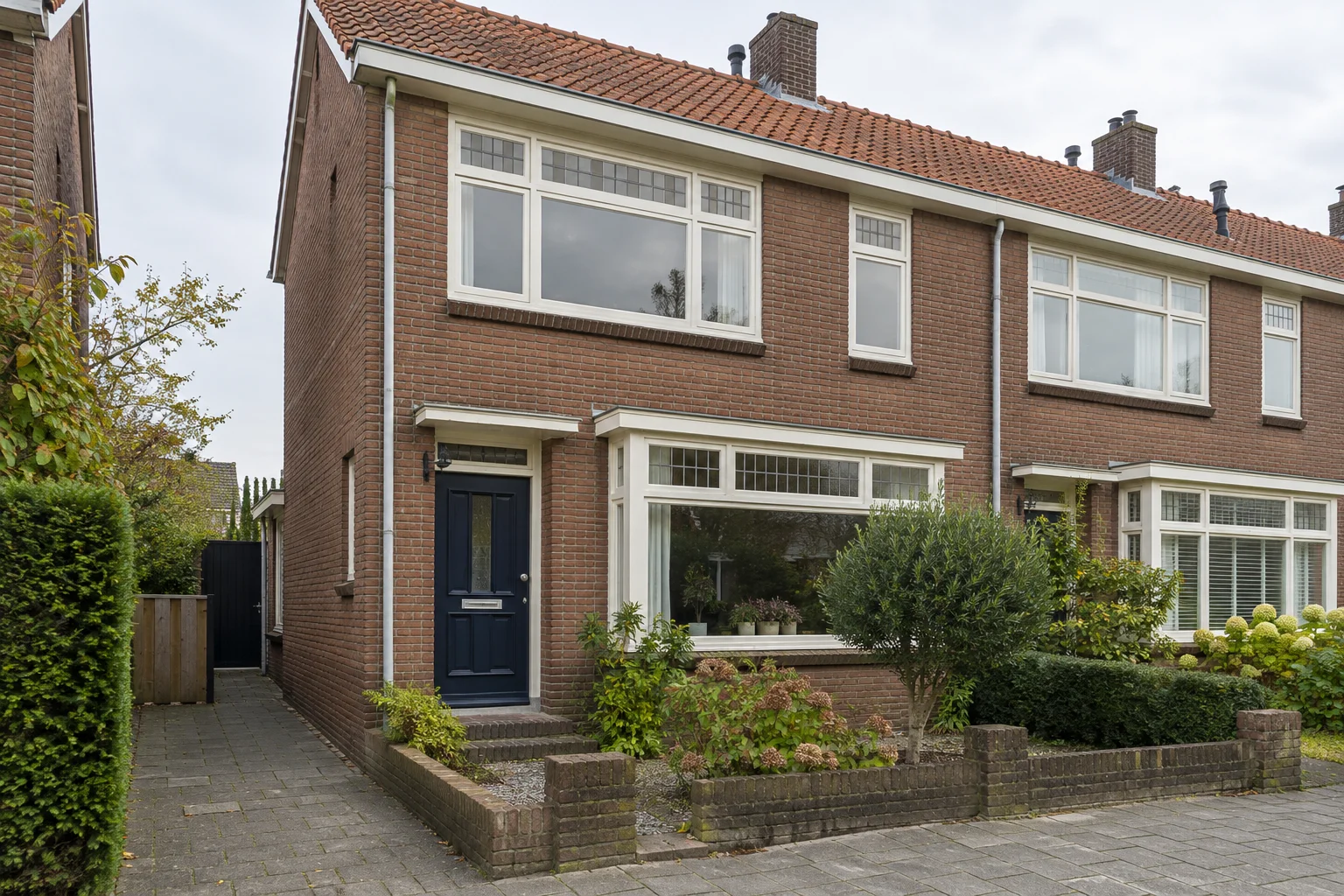 Kozijnen en voordeur weer fris in de verf